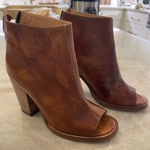 Bedstu Size 6 leather booties